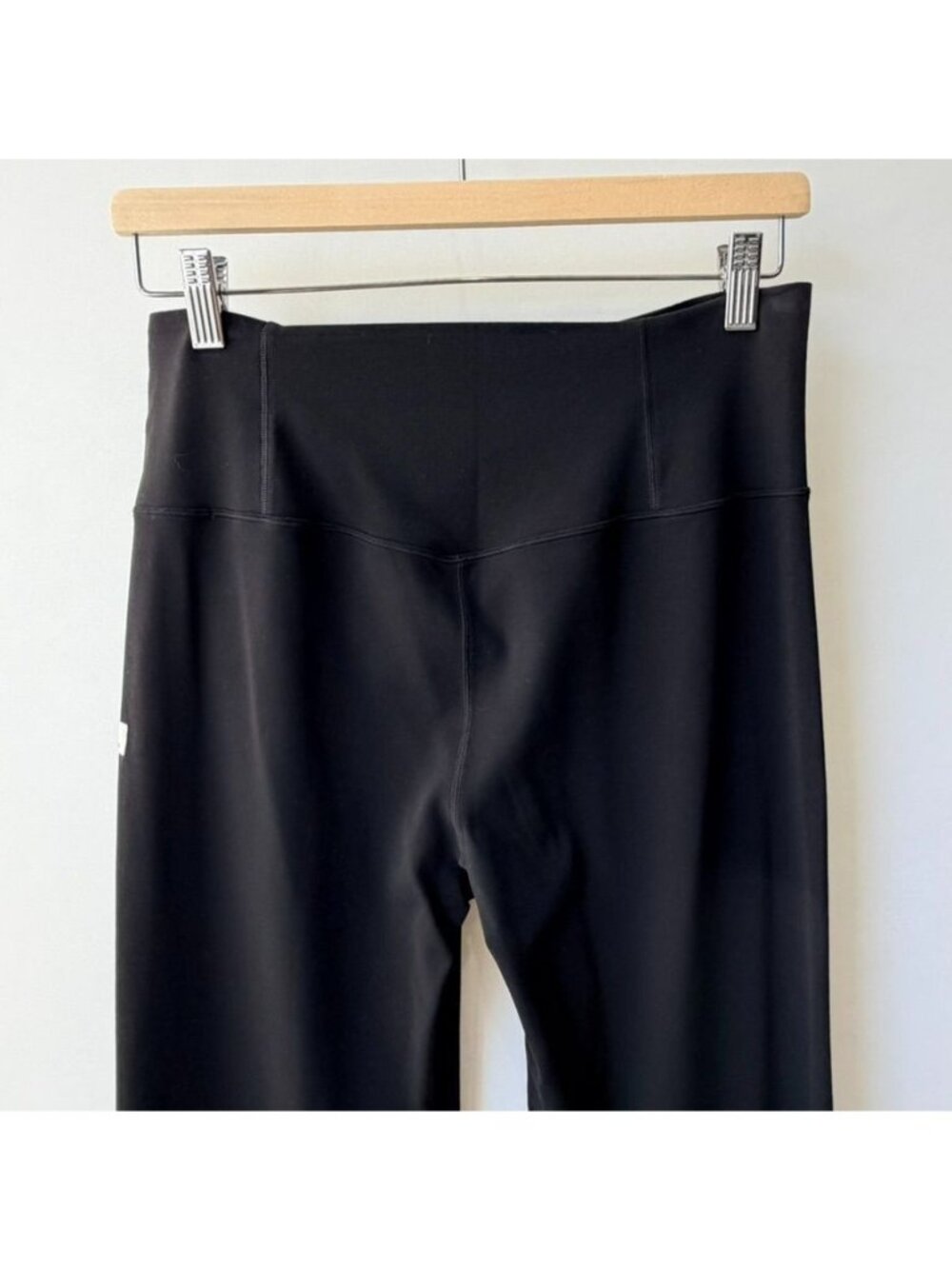 Vuori AllTheForm Flare Black Performance Pants Women's Size XL A168 - Picture 3 of 10